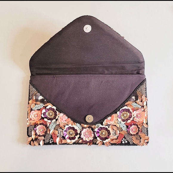 NWOT Hand beaded floral clutch - Picture 3 of 10